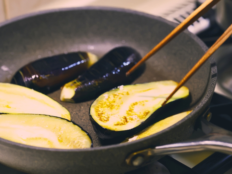 ごま油で皮面から焼きはじめ、両面焦げ目がつくまで焼く