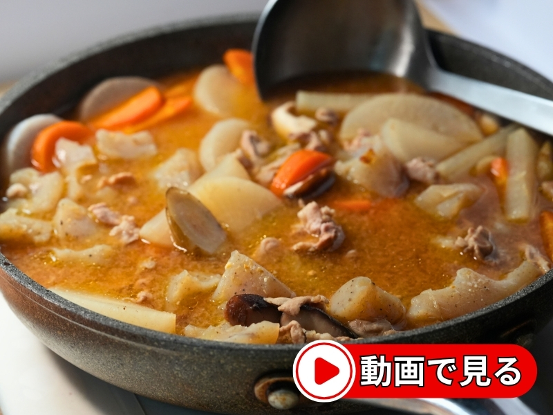 フライパンに　大根　ごぼう　人参が煮込まれている。