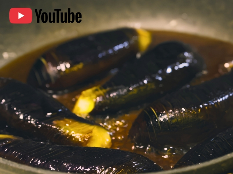 隠し包丁の入った茄子がフライパンで煮込まれている。テリが美味しそう。