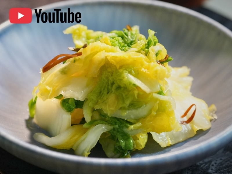 白菜が青い皿に盛られている。極上 白菜の浅漬けの動画を見る