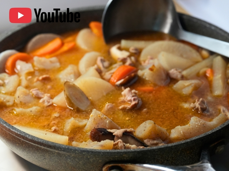 フライパンにやさいがゴロゴロ。大根、ニンジン、ゴボウ。味噌で味付け。