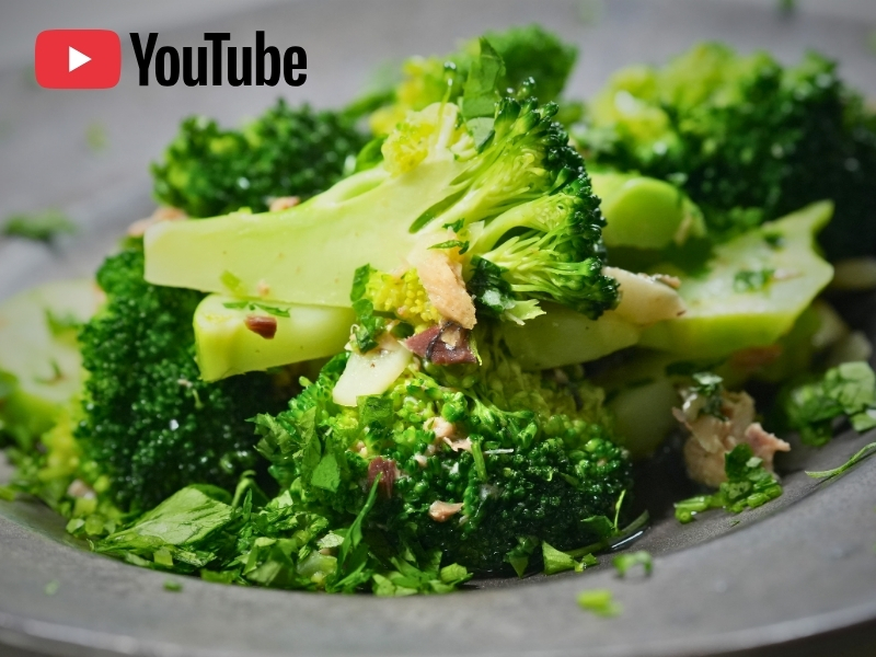 ブロッコリーが焼かれてさらに盛られている。緑がとても美味しそうに見える。