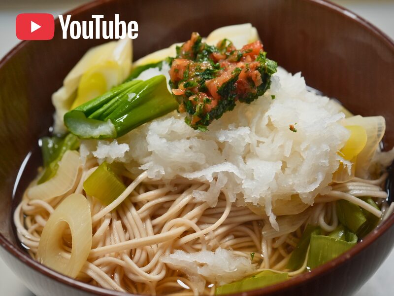 叩いた梅、焼き葱、大根おろし、が茹でたそばに乗せられている。