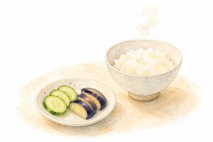 朝の食卓のワンシーン。白い小皿に、漬かったきゅうりとなすが3〜4切れ、品よく盛られている。隣には小さな白いごはん茶碗（中身は薄いベージュで、ごはんを示唆する程度）。湯気を表す細い線が一筋やさしく立ち上っている。コンビニのプラスチック容器は一切描かない。「副菜が、勝手に1品増えた朝」を静かに表現。